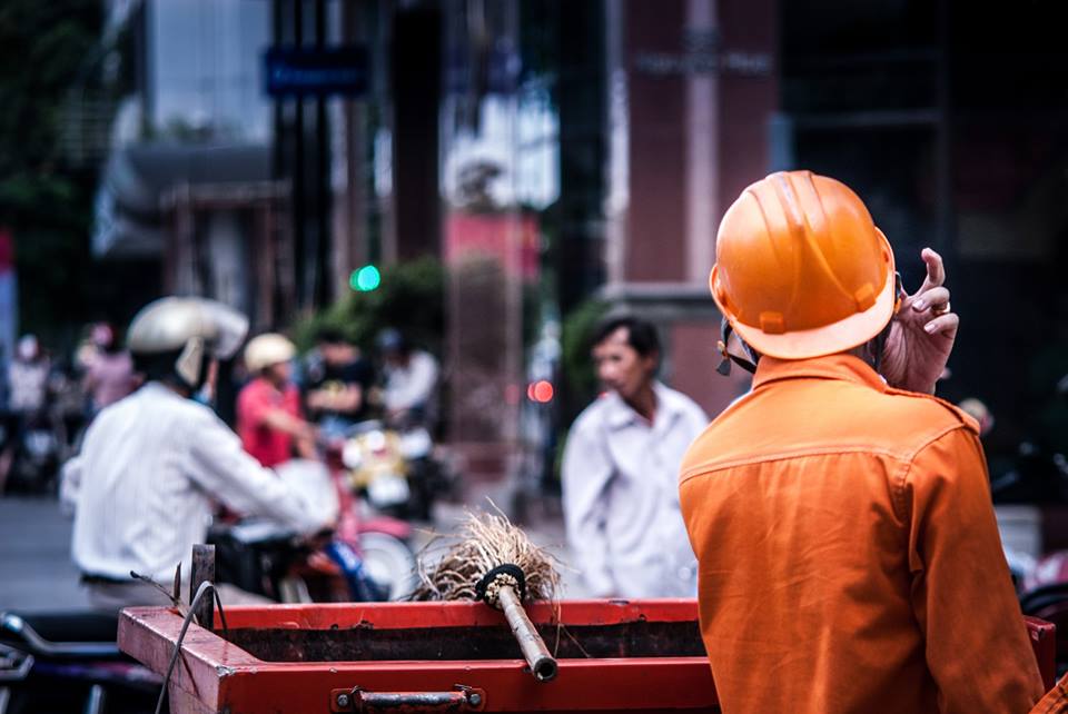 Cuộc[-]thi[-]ảnh[-]"Silent[-]Hero"[-](Những[-]người[-]hùng[-]thầm[-]lặng)[-]do[-]câu[-]lạc[-]bộ[-]Thế[-]Hệ[-]Xanh[-]–[-]đại[-]học[-]RMIT[-]Việt[-]Nam[-]đã[-]đi[-]vào[-]vòng[-]chung[-]kết.[-]Tin[-]Môi[-]Trường[-]giới[-]thiệu[-]một[-]số[-]tác[-]phẩm[-]gửi[-]dự[-]thi